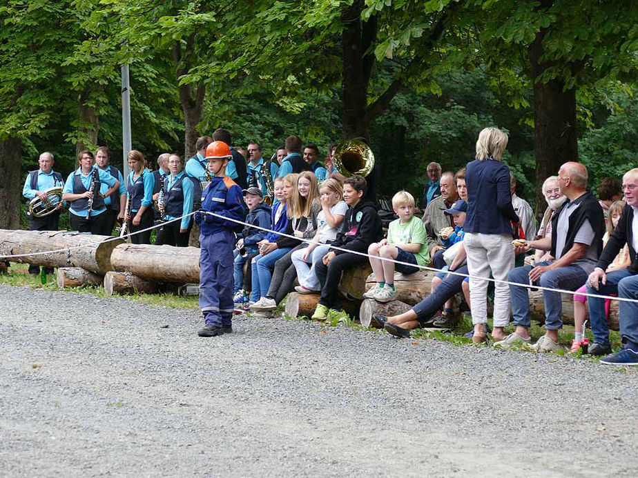 Entzünden des Johannifeuers (Foto: Karl-Franz Thiede)